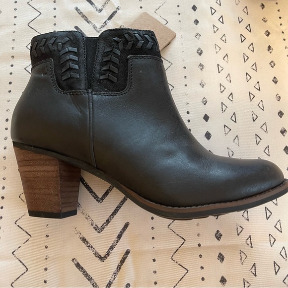 NWT Olukai Kamahoi Black Booties - Picture 4 of 9